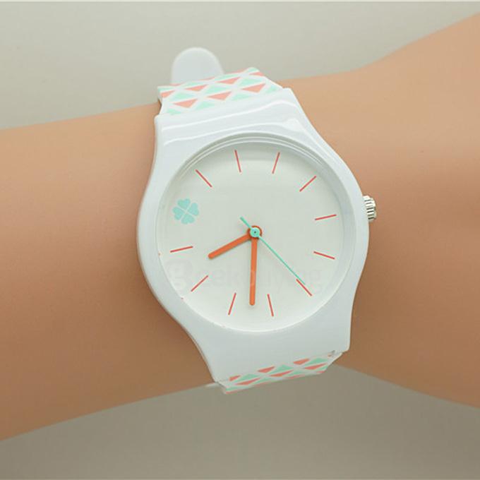 Willis 6018 Fashion Students Kids Mini Wrist Watch 30M Waterproof Four Leaf Clover Design Analog Quartz Watch - White