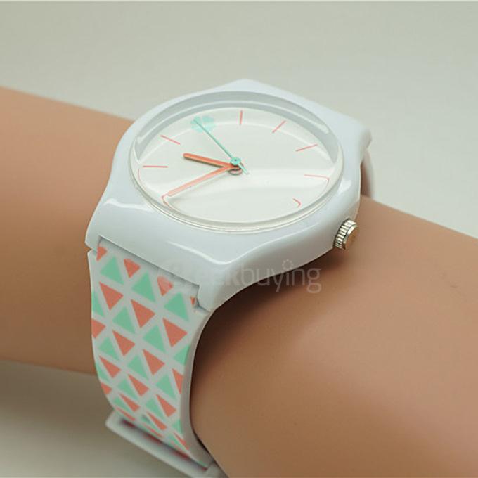 Willis 6018 Fashion Students Kids Mini Wrist Watch 30M Waterproof Four Leaf Clover Design Analog Quartz Watch - White