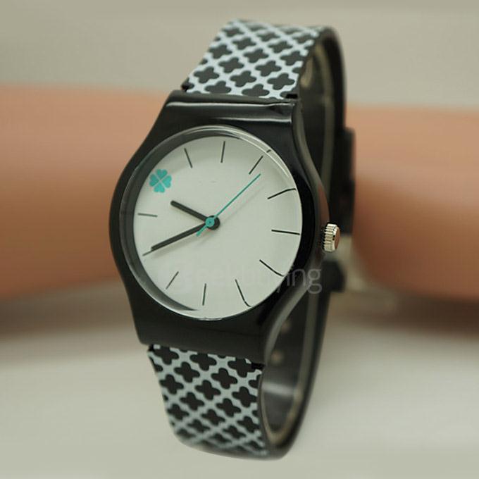 Willis 6018 Fashion Students Kids Mini Wrist Watch 30M Waterproof Four Leaf Clover Design Analog Quartz Watch - Black