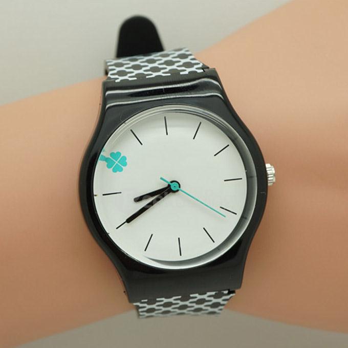 Willis 6018 Fashion Students Kids Mini Wrist Watch 30M Waterproof Four Leaf Clover Design Analog Quartz Watch - Black