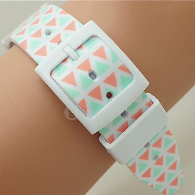 Willis 6018 Fashion Students Kids Mini Wrist Watch 30M Waterproof Four Leaf Clover Design Analog Quartz Watch - White