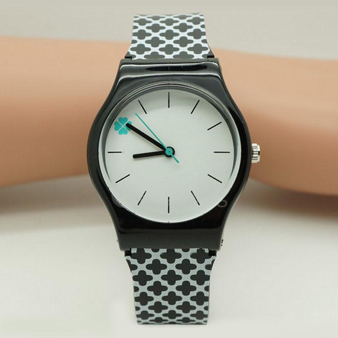 Willis 6018 Fashion Students Kids Mini Wrist Watch 30M Waterproof Four Leaf Clover Design Analog Quartz Watch - Black