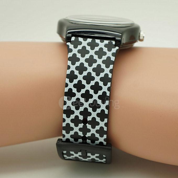 Willis 6018 Fashion Students Kids Mini Wrist Watch 30M Waterproof Four Leaf Clover Design Analog Quartz Watch - Black
