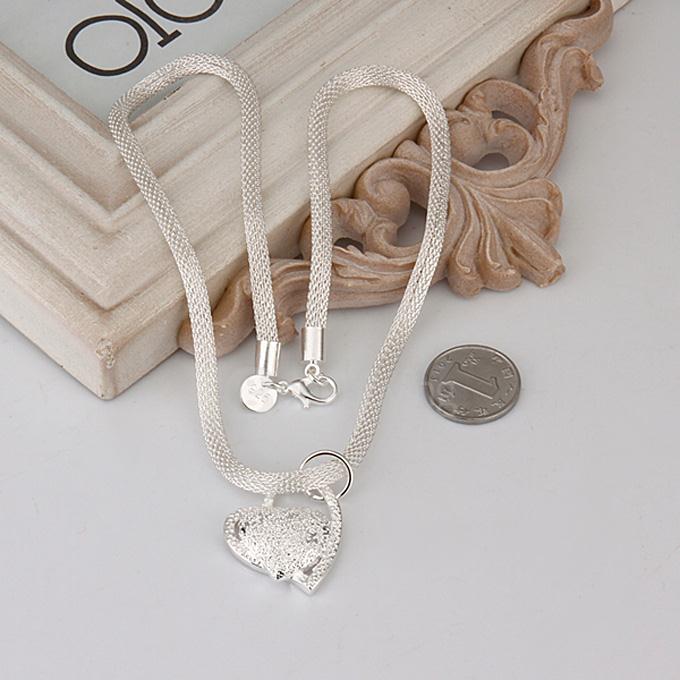 LKNSPCN270 Heart-shaped Zircon Silver Necklace
