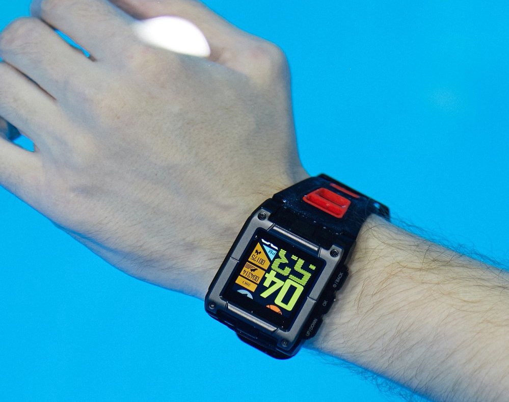 Makibes G08 2G Smartwatch MTK2503 GPS 9 Axis Swimming Lap Counter SMS Reminder Heart Rate Multi-mode Sports Monitoring - Red