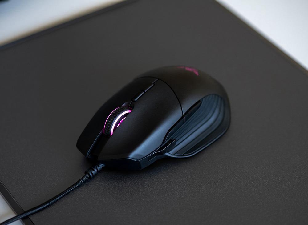 Razer Basilisk Wired Gaming Mouse Chroma Enabled RGB FPS 16000 DPI Customizable Scroll Wheel Resistance - Black