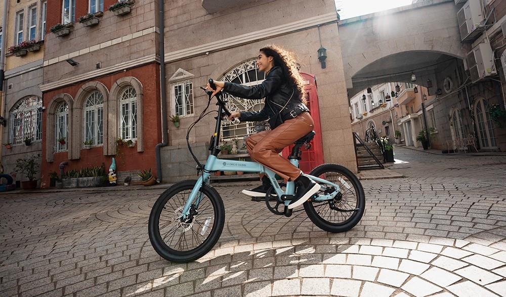 ADO A20 Air Faltbares E-Bike 20 Zoll 36 V 250 W Motor 25 km/h Höchstgeschwindigkeit 10 Ah Samsung Akku 100 km Reichweite Drehmomentsensor IPX7 wasserdicht IPS Farbdisplay Carbon Riemenantrieb Doppelte hydraulische Scheibenbremse - Grau