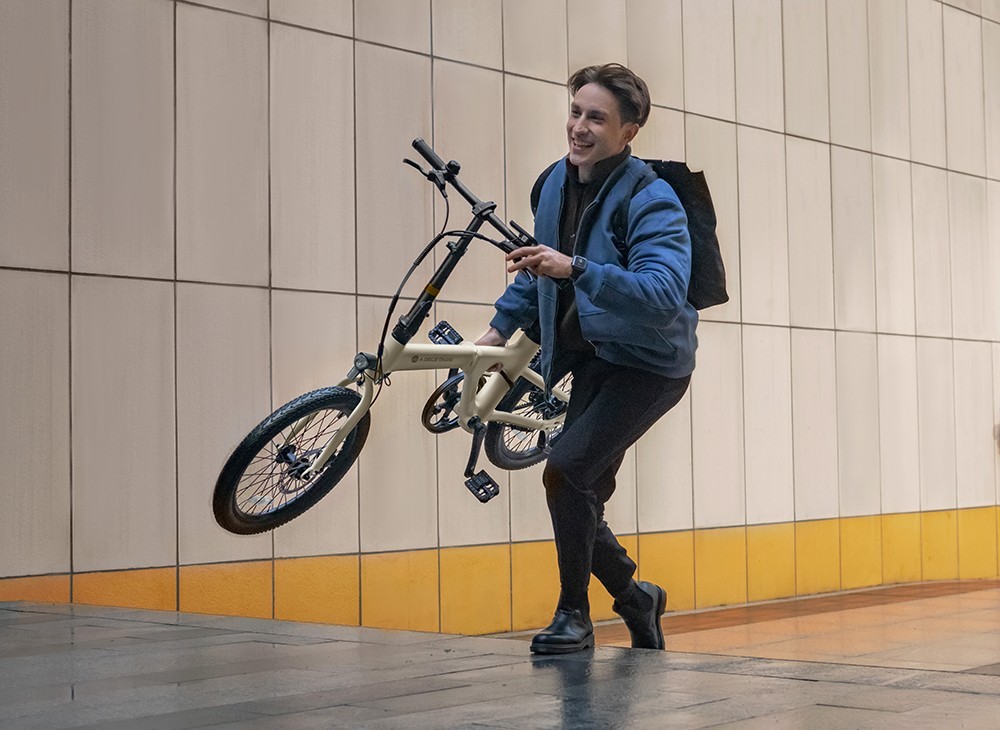 ADO A20 Air Faltbares E-Bike 20 Zoll 36 V 250 W Motor 25 km/h Höchstgeschwindigkeit 10 Ah Samsung Akku 100 km Reichweite Drehmomentsensor IPX7 Wasserdichtes IPS-Farbdisplay Carbon-Riemenantrieb Doppelte hydraulische Scheibenbremse - Grau