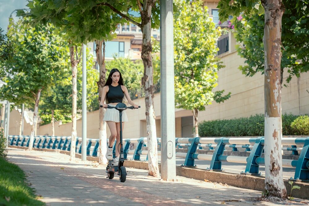 Kukirin G2 Faltbarer E-Scooter, 800W Motor, 48V 15Ah Akku, 10 Zoll Reifen, 45 km/h Höchstgeschwindigkeit, 55 km Reichweite, Touchscreen-Display, Scheibenbremsen vorne und hinten