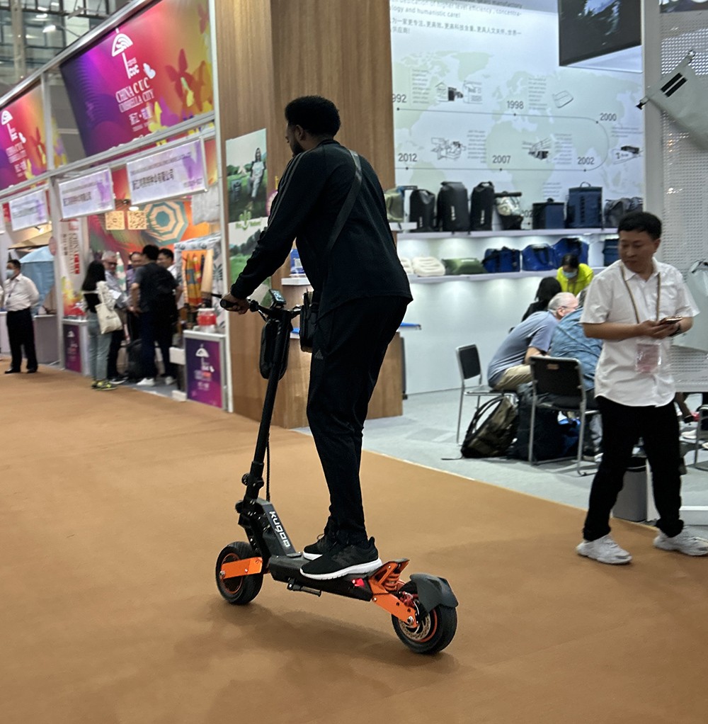 KUGOO G2 MAX Electric Scooter, 10' Pneumatic Tires 1500W Motor 48V 21Ah Battery 55km/h Max Speed 80km Range