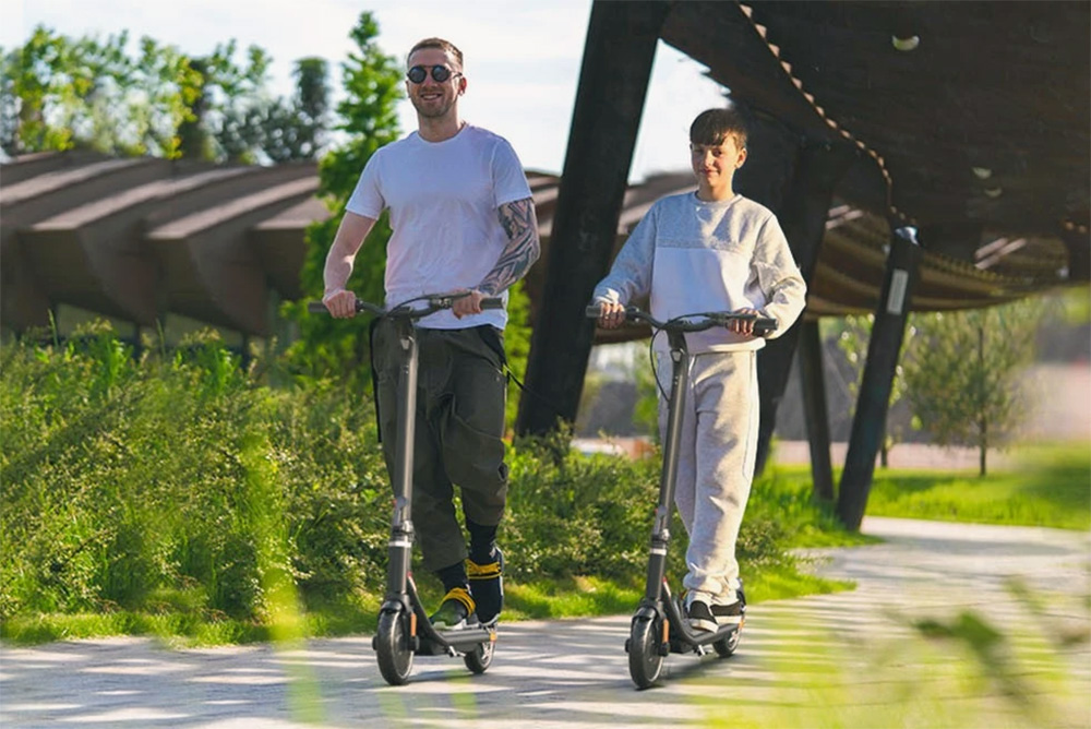 Atomi E20 Electric Scooter 8.5 inch Air Tire 250W Motor (Max Output 500W) 36V 7.5Ah Battery 30km Range Dual Brake 120kg