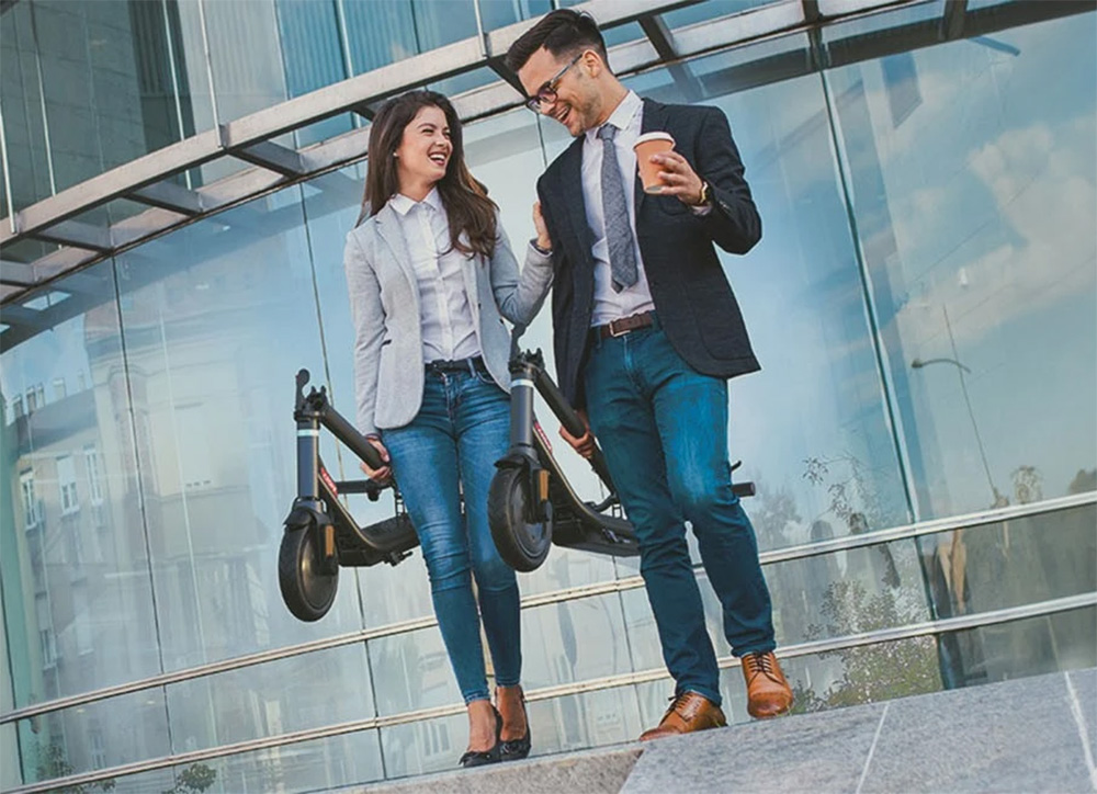 Atomi E20 Electric Scooter 8.5 inch Air Tire 250W Motor (Max Output 500W) 36V 7.5Ah Battery 30km Range Dual Brake 120kg