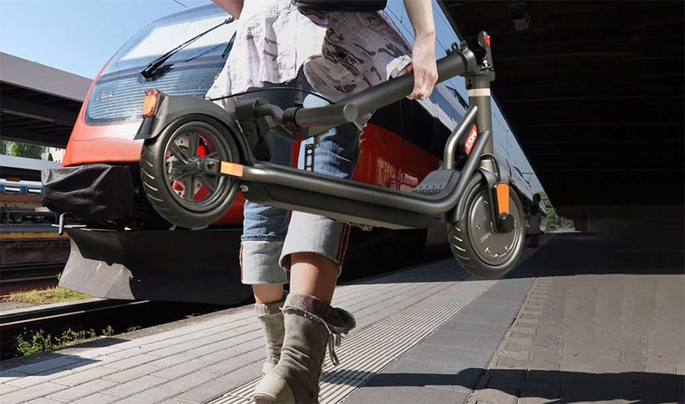 Atomi E20 Electric Scooter 8.5 inch Air Tire 250W Motor (Max Output 500W) 36V 7.5Ah Battery 30km Range Dual Brake 120kg