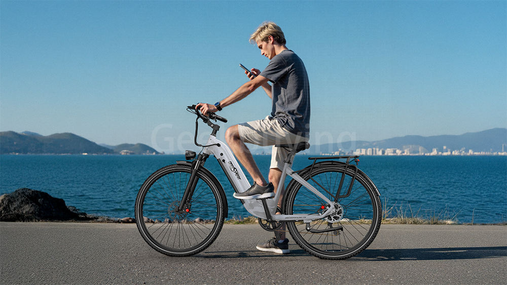 Onesport OT05 Pro Vélo électrique, moteur 250 W, batterie 36 V 22,5 Ah, pneus 700 x 50 C, vitesse maximale 25 km/h, autonomie 140 km, freins à disque hydrauliques, fourche à suspension avant, transmission Shimano 7 vitesses - Gris