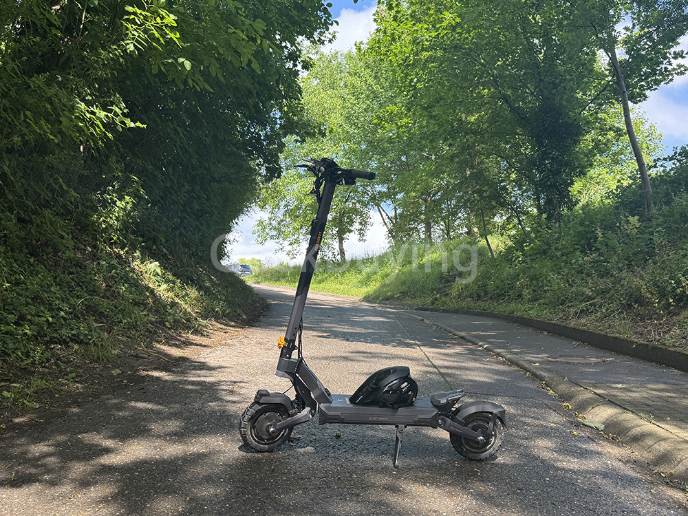 Ausom L2 Max Trottinette électrique, moteur 2 x 1 000 W, batterie 48 V 20,8 Ah, pneus 3 x 10 pouces, vitesse maximale 65 km/h, autonomie 90 km, freins à disque avant et arrière, suspension à bras oscillant, support AirTag dissimulé