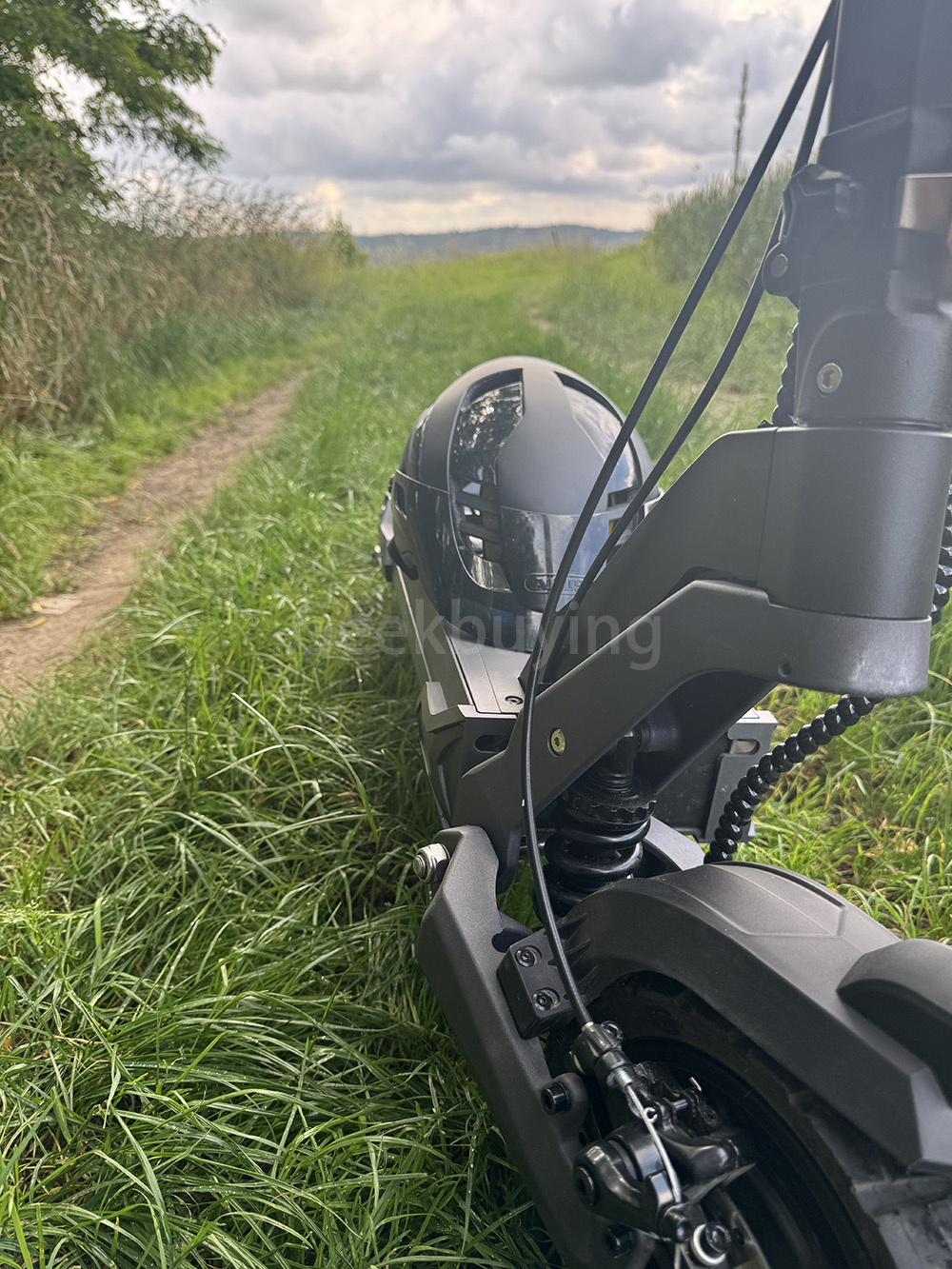 Ausom L2 Max Trottinette électrique, moteur 2 x 1 000 W, batterie 48 V 20,8 Ah, pneus 3 x 10 pouces, vitesse maximale 65 km/h, autonomie 90 km, freins à disque avant et arrière, suspension à bras oscillant, support AirTag dissimulé