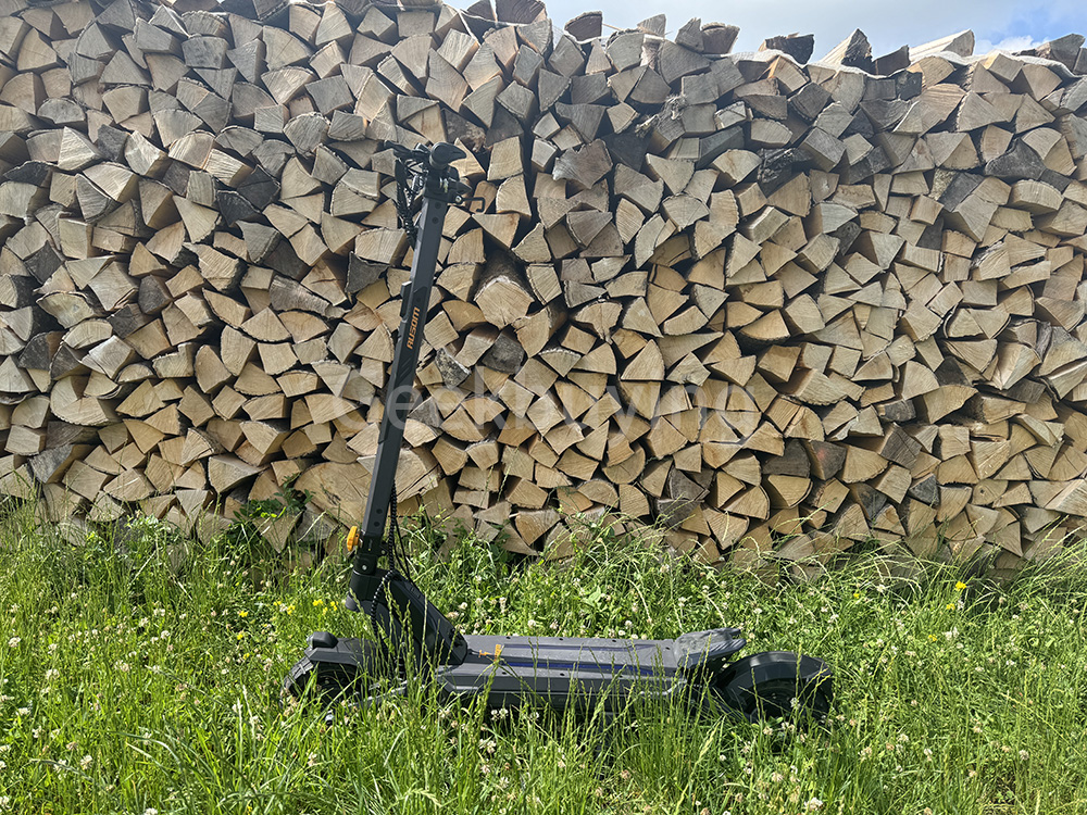 Ausom L2 Max Trottinette électrique, moteur 2 x 1 000 W, batterie 48 V 20,8 Ah, pneus 3 x 10 pouces, vitesse maximale 65 km/h, autonomie 90 km, freins à disque avant et arrière, suspension à bras oscillant, support AirTag dissimulé