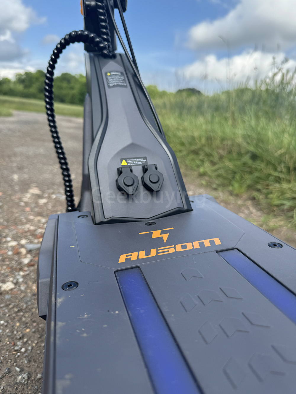 Ausom L2 Max Trottinette électrique, moteur 2 x 1 000 W, batterie 48 V 20,8 Ah, pneus 3 x 10 pouces, vitesse maximale 65 km/h, autonomie 90 km, freins à disque avant et arrière, suspension à bras oscillant, support AirTag dissimulé