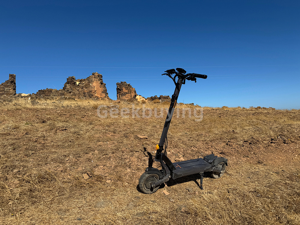 Ausom L2 Max Trottinette électrique, moteur 2 x 1 000 W, batterie 48 V 20,8 Ah, pneus 3 x 10 pouces, vitesse maximale 65 km/h, autonomie 90 km, freins à disque avant et arrière, suspension à bras oscillant, support AirTag dissimulé