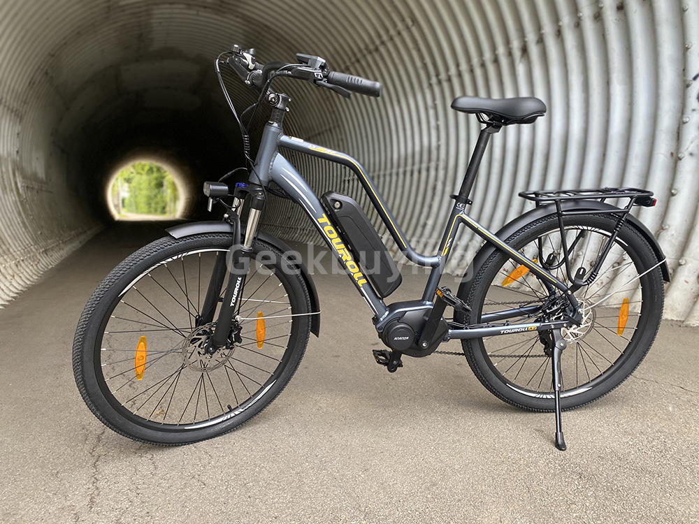 Touroll MA2 elektromos kerékpár, 250 W-os középhajtású motor, 36 V-os 13 Ah-s akkumulátor, 27,5 hüvelykes gumik, 25 km/h maximális sebesség, 100 km-es hatótávolság, hidraulikus tárcsafék, teleszkópos villa zárral, Shimano 7 sebességes - szürke