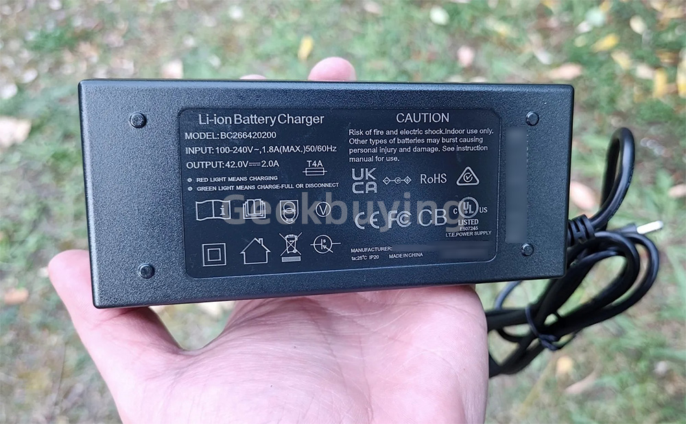 Touroll MA2 Vélo électrique, moteur central 250 W, batterie 36 V 13 Ah, pneus 27,5 pouces, vitesse maximale 25 km/h, autonomie maximale 100 km, frein à disque hydraulique, fourche à suspension avec blocage, transmission Shimano 7 vitesses - Gris