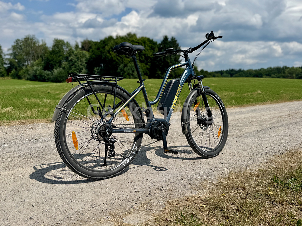 Touroll MA2 elektromos kerékpár, 250 W-os középhajtású motor, 36 V-os 13 Ah-s akkumulátor, 27,5 hüvelykes gumik, 25 km/h maximális sebesség, 100 km-es hatótávolság, hidraulikus tárcsafék, teleszkópos villa zárral, Shimano 7 sebességes - szürke