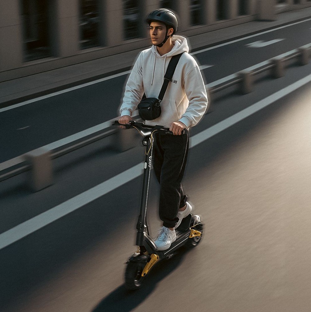 OOTD S10 Összecsukható Elektromos Roller 10 hüvelykes Gumiabroncsok 1400W Motor 25km/h Max. Sebesség 48V 20Ah Akkumulátor 60-70km-es hatótávolsághoz 120KG Max. Terhelés Tárcsafék Ütéscsillapítás IPX4 APP - Sárga