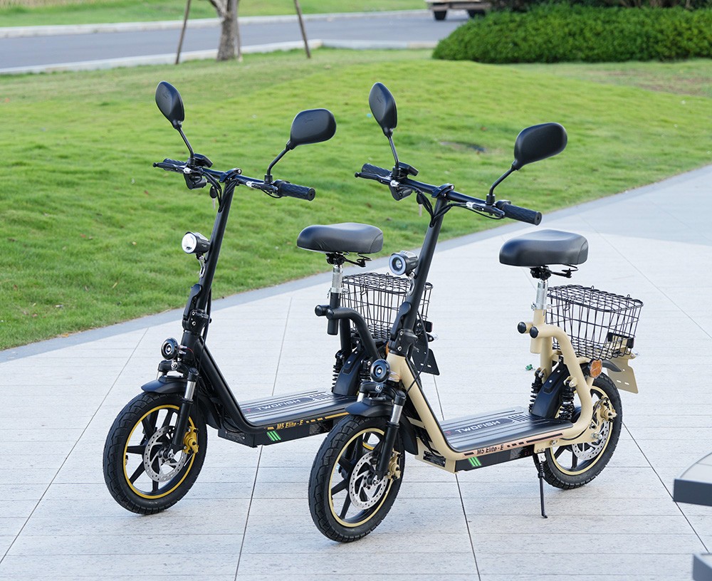 TWOFISH M5 Elite-E EEC tanúsítvánnyal rendelkező elektromos robogó üléssel és hátsó kosárral, 500 W-os motorral, 48 V 13 Ah akkumulátorral, 14 hüvelykes gumikkal, 40 km/h maximális sebességgel, 30 km hatótávolsággal, kettős tárcsa sárgasággal, első és hátsó lengéscsillapítóval