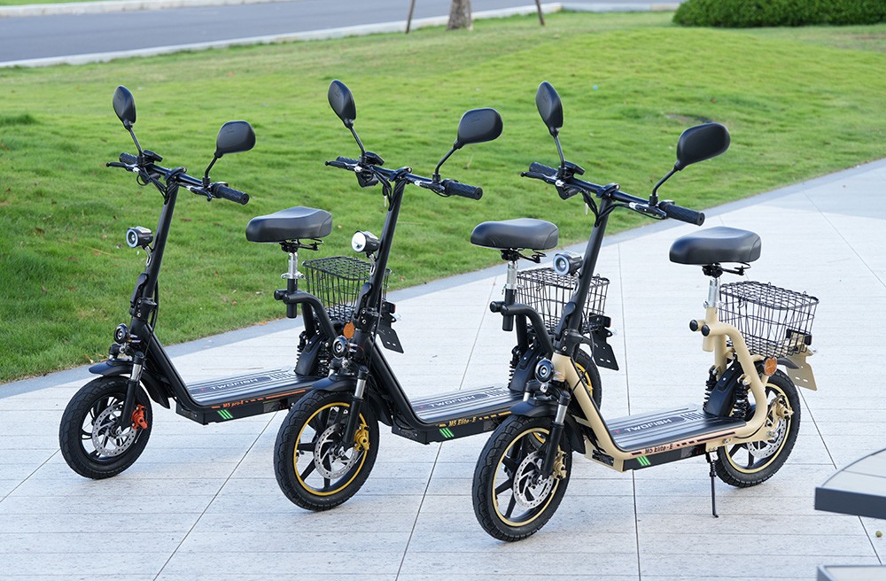 TWOFISH M5 Elite-E EEC tanúsítvánnyal rendelkező elektromos robogó üléssel és hátsó kosárral, 500 W-os motorral, 48 V 13 Ah akkumulátorral, 14 hüvelykes gumikkal, 40 km/h maximális sebességgel, 30 km hatótávolsággal, kettős tárcsa sárgasággal, első és hátsó lengéscsillapítóval