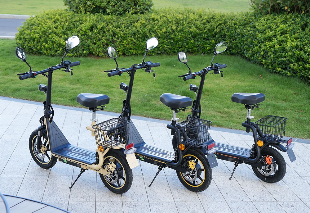 TWOFISH M5 Elite-E EEC tanúsítvánnyal rendelkező elektromos robogó üléssel és hátsó kosárral, 500 W-os motorral, 48 V 13 Ah akkumulátorral, 14 hüvelykes gumikkal, 40 km/h maximális sebességgel, 30 km hatótávolsággal, kettős tárcsa sárgasággal, első és hátsó lengéscsillapítóval