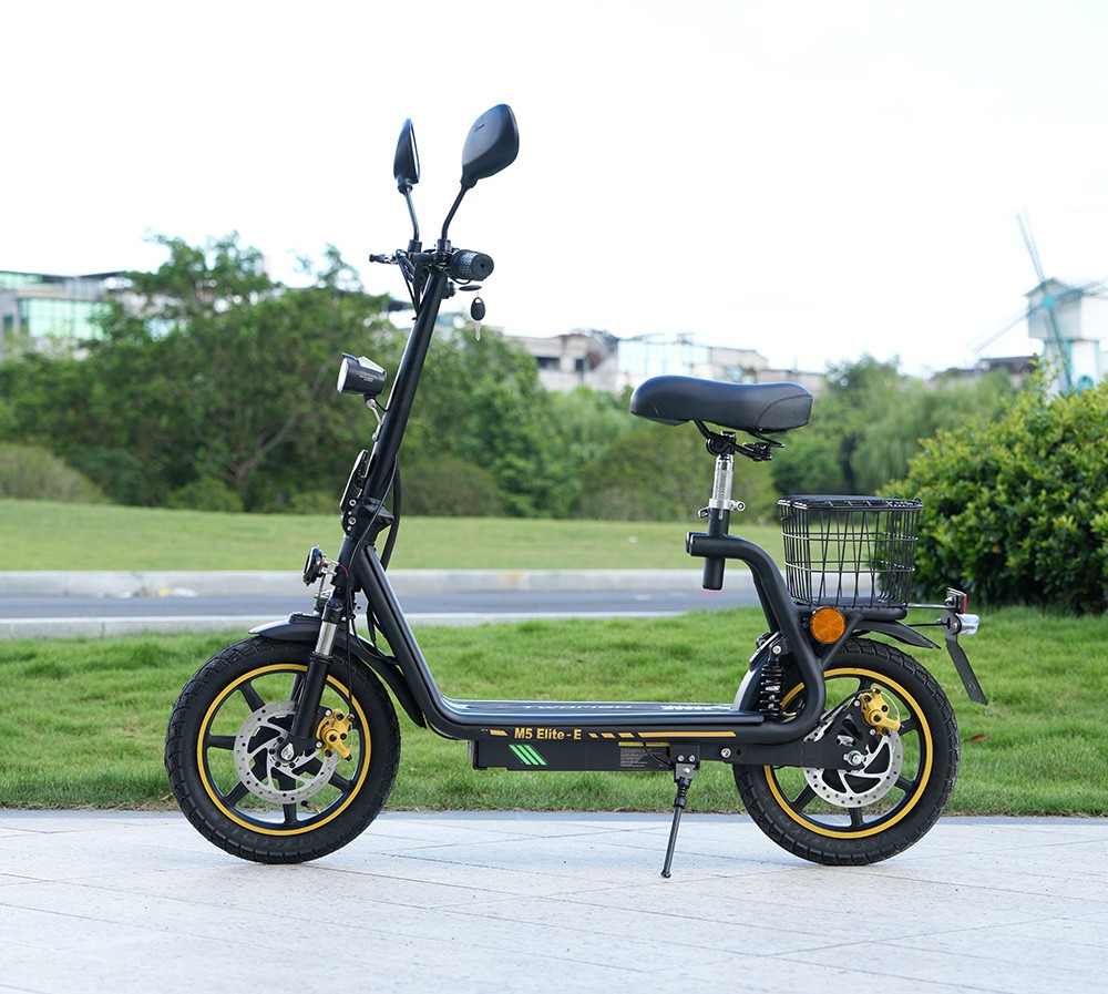 TWOFISH M5 Elite-E EEC tanúsítvánnyal rendelkező elektromos robogó üléssel és hátsó kosárral, 500 W-os motorral, 48 V 13 Ah akkumulátorral, 14 hüvelykes gumikkal, 40 km/h maximális sebességgel, 30 km hatótávolsággal, kettős tárcsa sárgasággal, első és hátsó lengéscsillapítóval