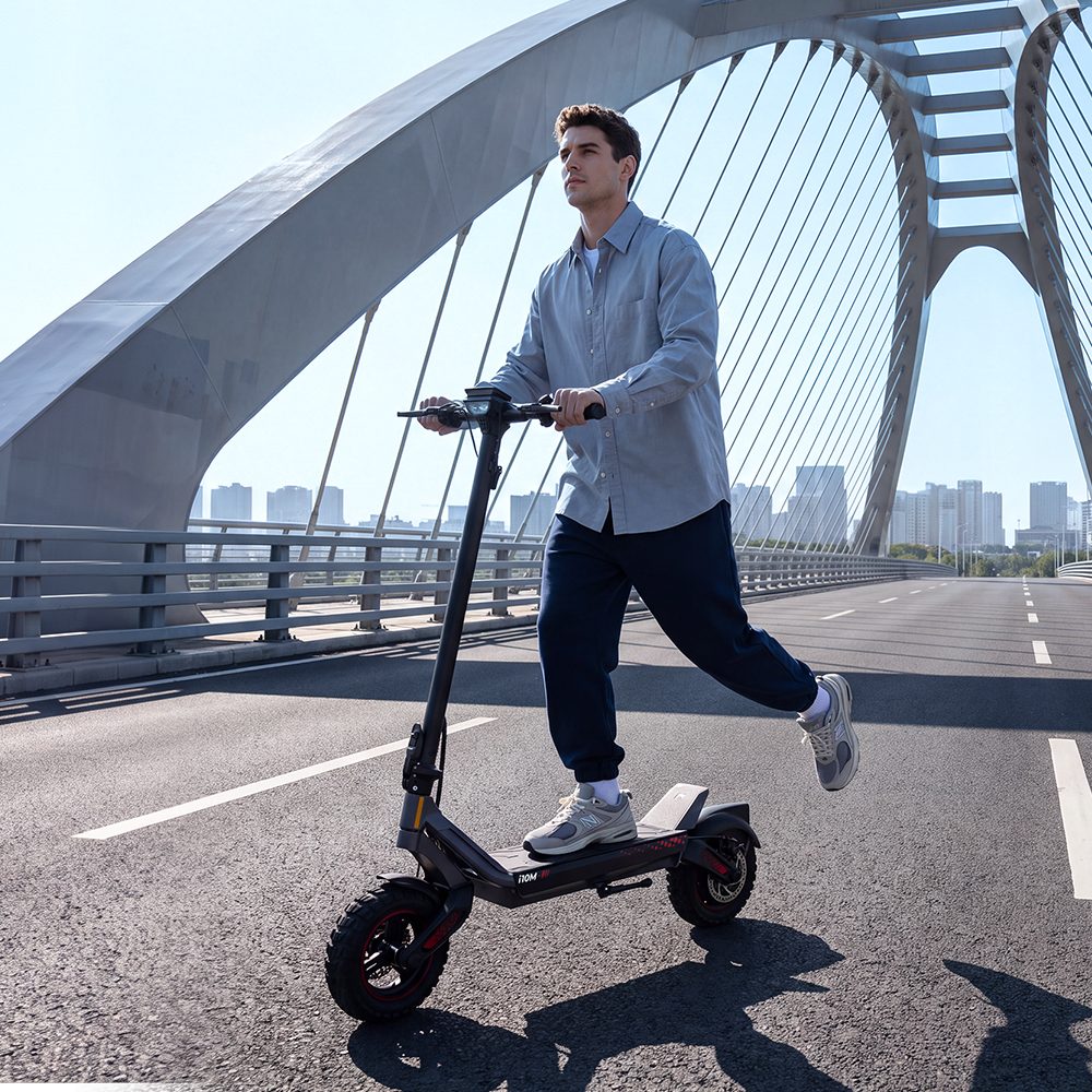 iScooter i10M Elektroroller, 1200-W-Motorleistung, 45 km/h Höchstgeschwindigkeit, 48-V-10,4-Ah-Akku, über 40 km Reichweite, 11-Zoll-Geländereifen, Doppelfederung, Dreifachbremssystem, App-Steuerung, Schnellfaltmechanismus