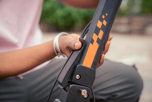 Kukirin G2 Foldable Electric Scooter 800W Motor 48V 15Ah Battery 10-inch Tire 45km/h Max Speed 55km Range Touchscreen Display Disc Brake 7 Light system - Black