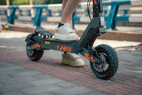 Kukirin G2 Foldable Electric Scooter 800W Motor 48V 15Ah Battery 10-inch Tire 45km/h Max Speed 55km Range Touchscreen Display Disc Brake 7 Light system - Black