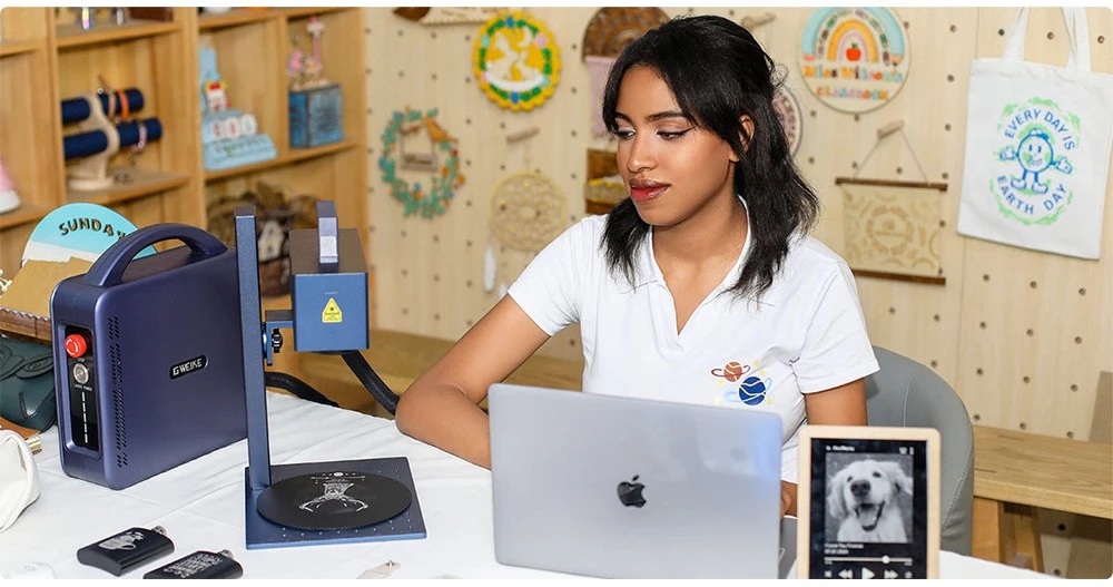 Machine de marquage laser Gweike Cloud G2 MAX 50 W, vitesse de 15 000 mm/s, précision de 0,001 mm, 150 mm x 150 mm, gravure de 5 mm de profondeur, plus de 90 couleurs, GWEIKE Glaser/LightBurn, compatible avec les rouleaux rotatifs