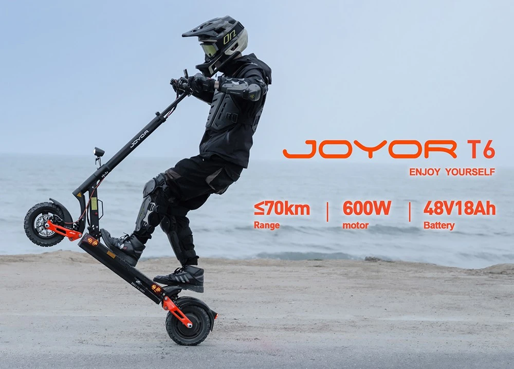 Joyor T6 elektromos roller, elölről nézve, terepen