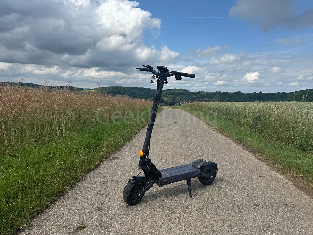 Ausom L2 Max Trottinette électrique, moteur 2 x 1 000 W, batterie 48 V 20,8 Ah, pneus 3 x 10 pouces, vitesse maximale 65 km/h, autonomie 90 km, freins à disque avant et arrière, suspension à bras oscillant, support AirTag dissimulé