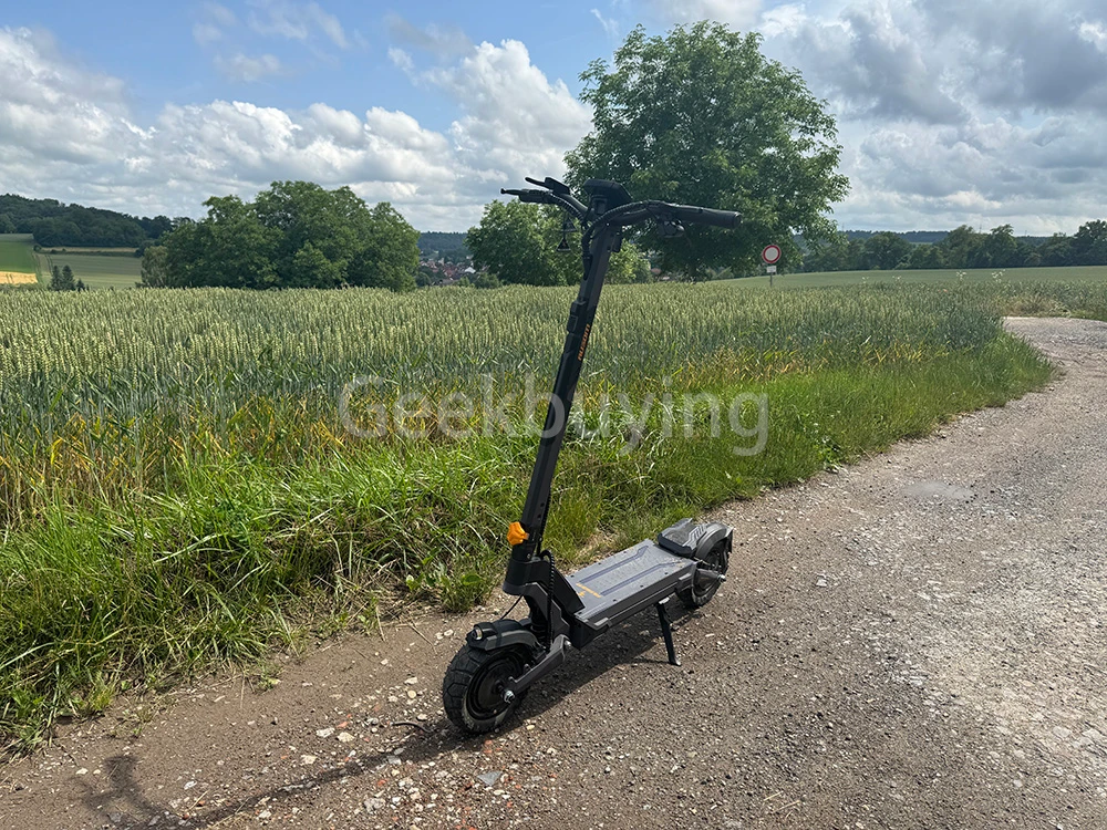 Ausom L2 Max Trottinette électrique, moteur 2 x 1 000 W, batterie 48 V 20,8 Ah, pneus 3 x 10 pouces, vitesse maximale 65 km/h, autonomie 90 km, freins à disque avant et arrière, suspension à bras oscillant, support AirTag dissimulé