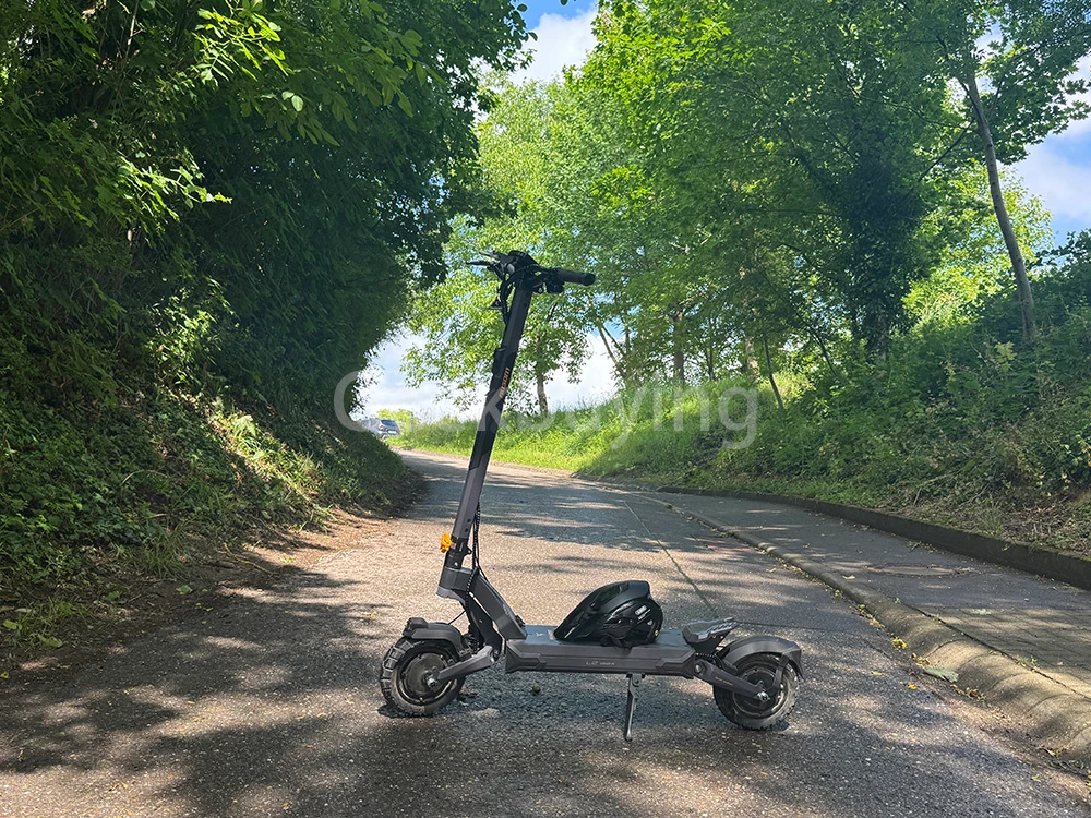 Ausom L2 Max Trottinette électrique, moteur 2 x 1 000 W, batterie 48 V 20,8 Ah, pneus 3 x 10 pouces, vitesse maximale 65 km/h, autonomie 90 km, freins à disque avant et arrière, suspension à bras oscillant, support AirTag dissimulé