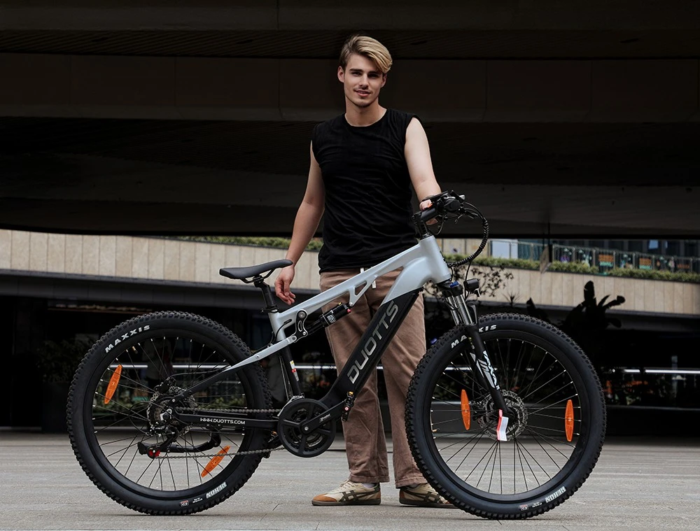 Bicicletă electrică DUOTTS E29, motor de 250W, baterie de 48V 13.5Ah, anvelope de 27.5 inch, viteză maximă de 25km/h, autonomie de 90km, frâne hidraulice pe disc Shimano, suspensie pneumatică DNM, transmisie Shimano cu 14 viteze, senzor de cuplu - argintiu-alb