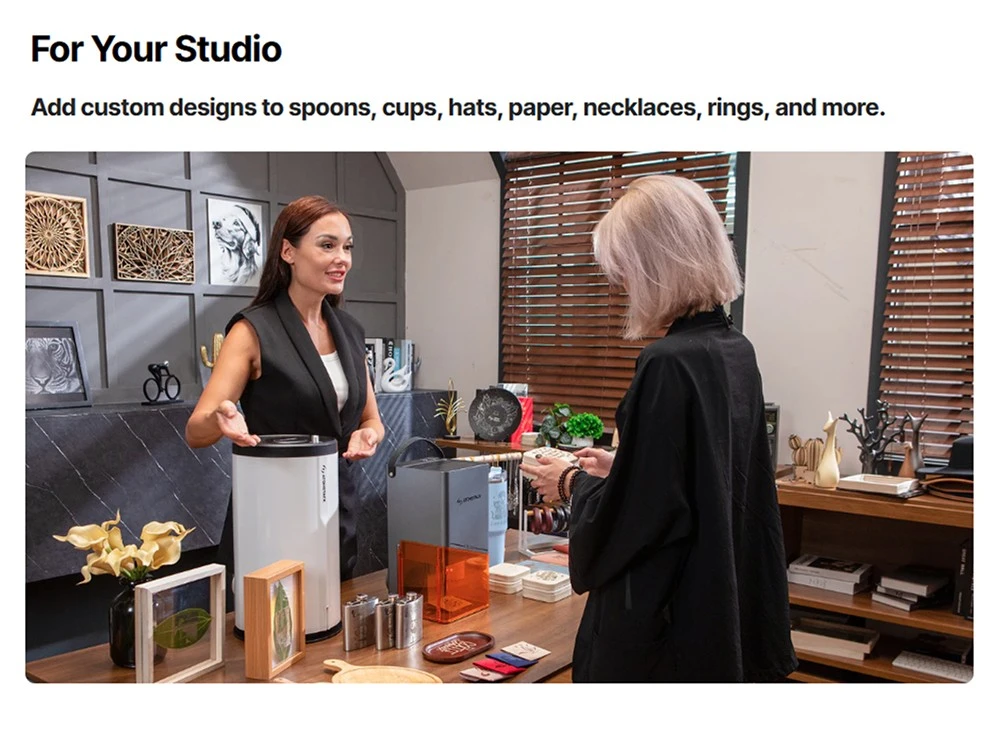 Graveur laser diode ATOMSTACK Atelier 12W, classe 1 FDA, vitesse de 4000 mm/s, précision de 0,01 mm, zone de travail de 120 x 120 mm, caméra HD intégrée, compatible avec le bois, le métal, le cuir et le feutre.