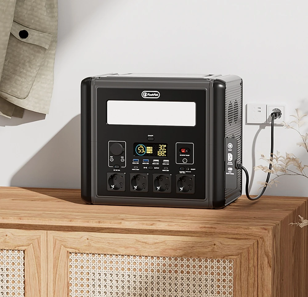 Station d'alimentation portable Flashfish T2000 2000 W, batterie LiFePO4 1536 Wh, puissance de crête 4000 W, recharge rapide sur secteur 1500 W, 14 sorties, pour une utilisation domestique et en extérieur.