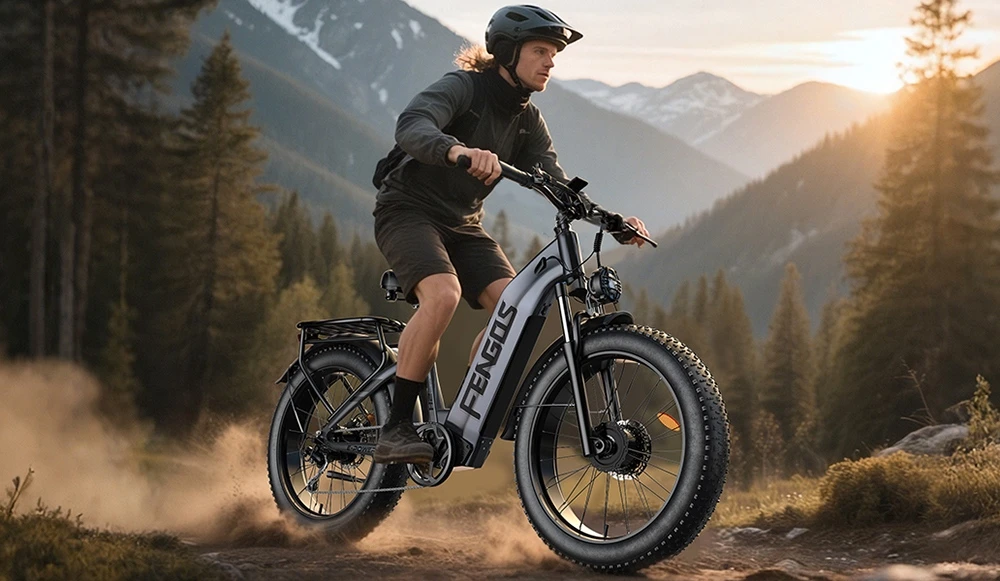 Vélo électrique FENGQS H2, moteur 2 x 1000 W, batterie 52 V 20 Ah, pneus 26 x 4 pouces, vitesse maximale 50 km/h, autonomie maximale 145 km, freins à disque hydrauliques, suspension avant, transmission Shimano 7 vitesses - Gris