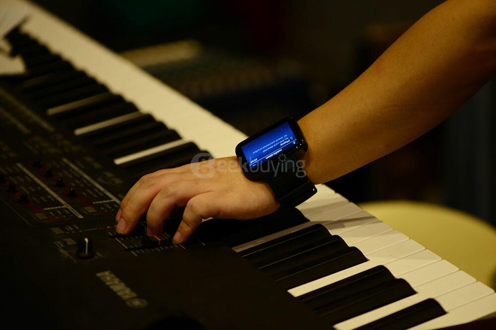 Makibes DM98 3G Smart Watch Phone Android 4.4 MTK6572 Quad Core 1.2GHz 512MB/4GB Bluetooth WiFi GPS Google Now 900mAh Battery 0.3MP Camera - Silver