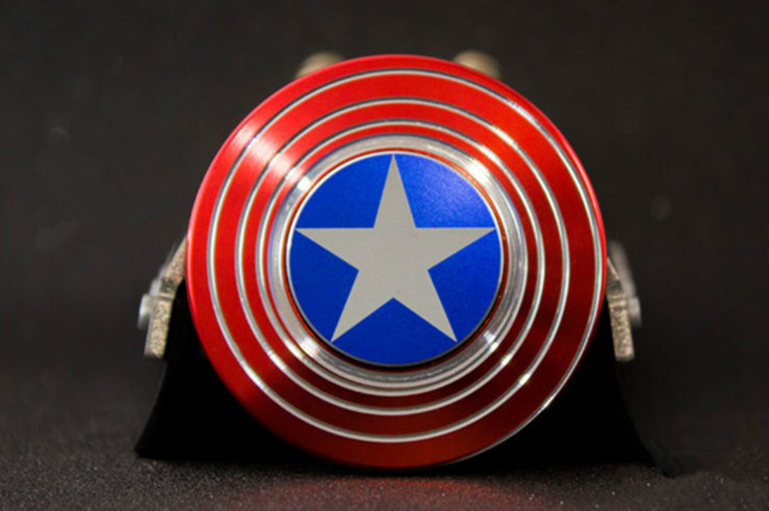 Спиннер Капитан Америка. Спиннер круглый. Спиннер металлический круглый. Красная игрушка американская.