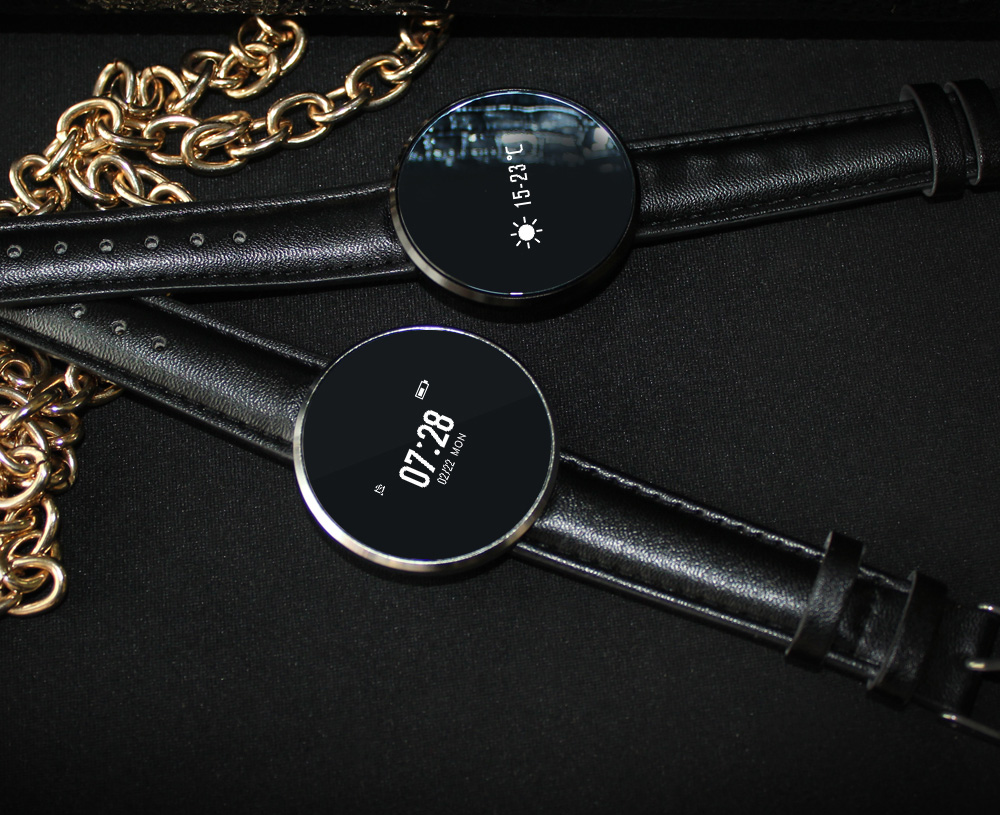 smartwatch with metal band
