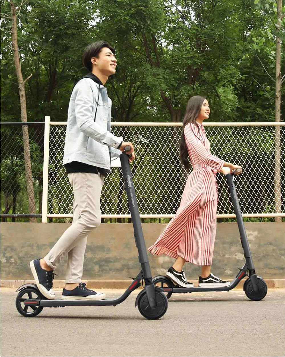 Xiaomi Ninebot Segway KickScooter ES2 Folding Electric Scooter Sports Vision 700W Motor 25km/h Speed With LED Lights - Black