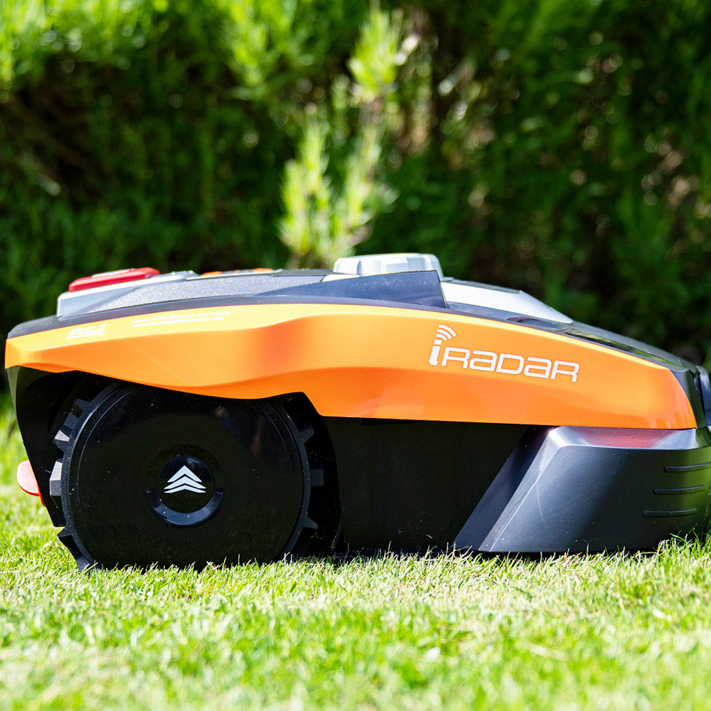 Yard Force Compact 400RiS Robotic Lawnmower Tilt for Lawns up to 400m&sup2; with App Bluetooth and iRadar