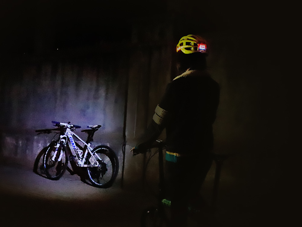 ROCKBROS ZN1001 Light Cycling Helmet Bike Ultralight Helmet Integrally-molded Mountain Road Helmet Unisex 57-62cm - Black