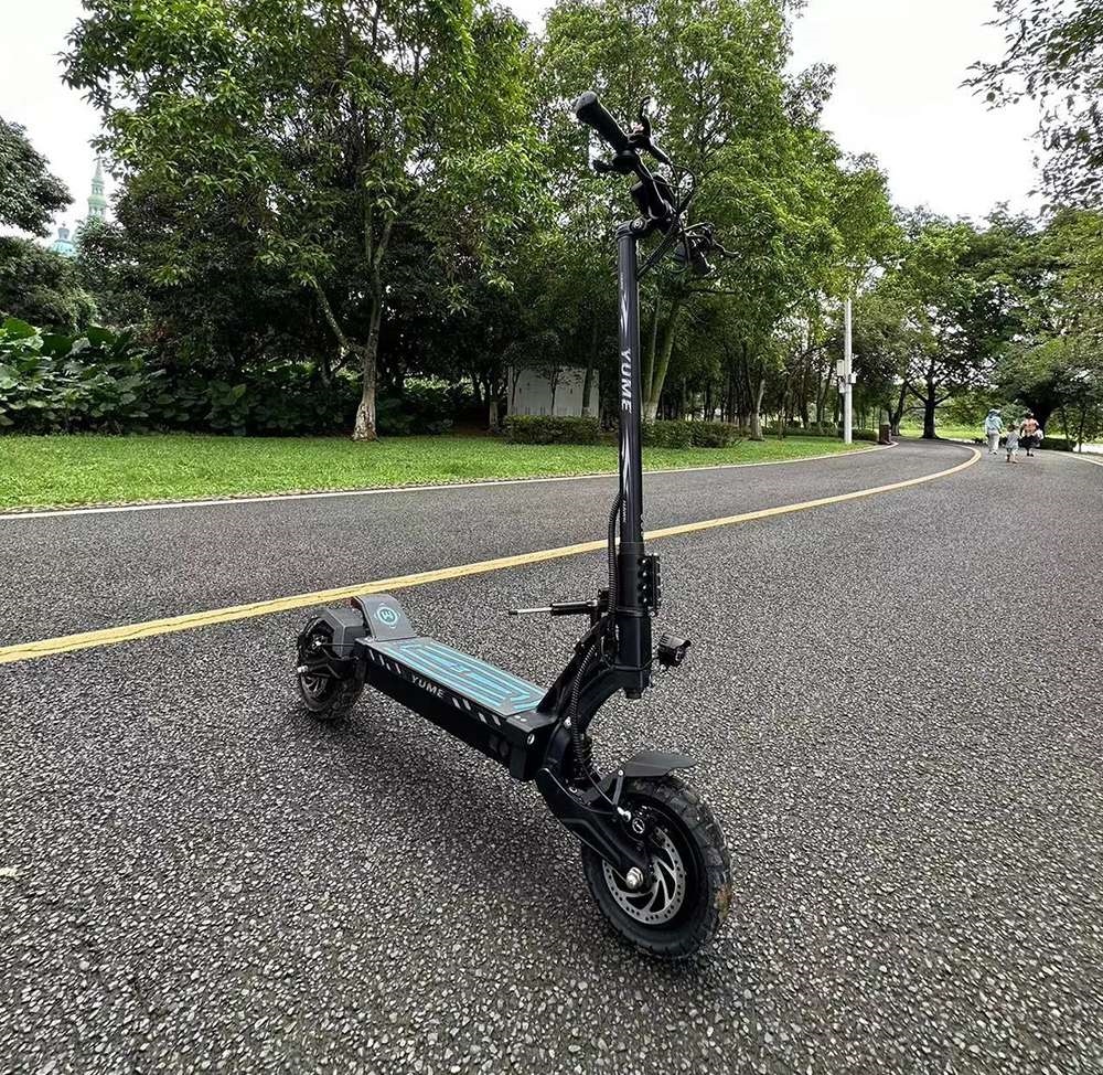 YUME HAWK Electric Scooter, 10x3.15" bezdušové terénne pneumatiky 1200W*2 Motor 60V 22.5Ah Batéria 43mph Max. rýchlosť 43mil Max. dojazd Hydraulická kotúčová brzda 126kg Max. zaťaženie APP Control